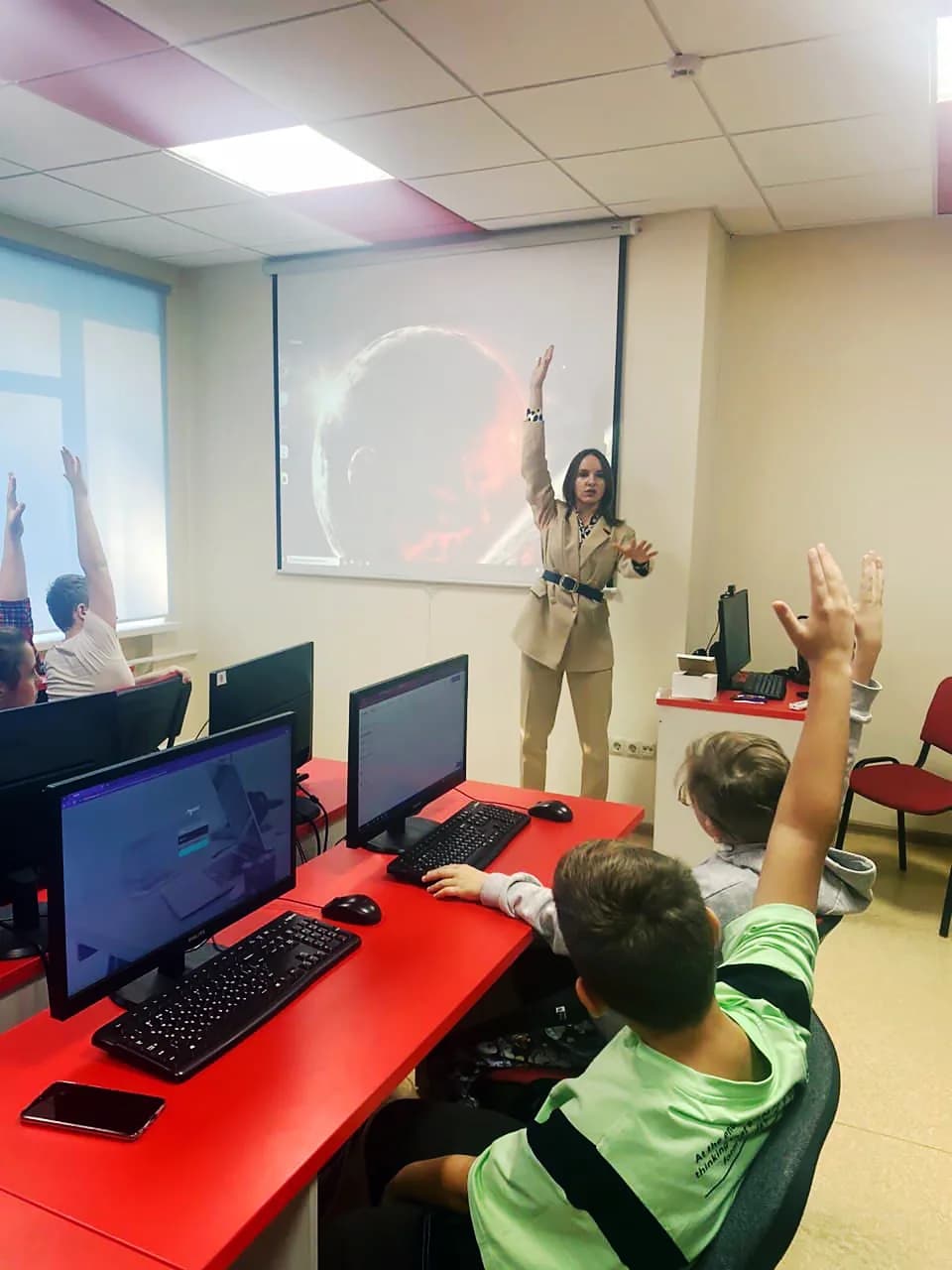 Ксения Ушкова проводит занятие для детей о здоровье глаз