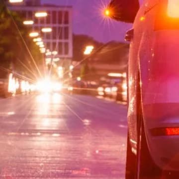 Блики от фар автомобилей на ночной дороге